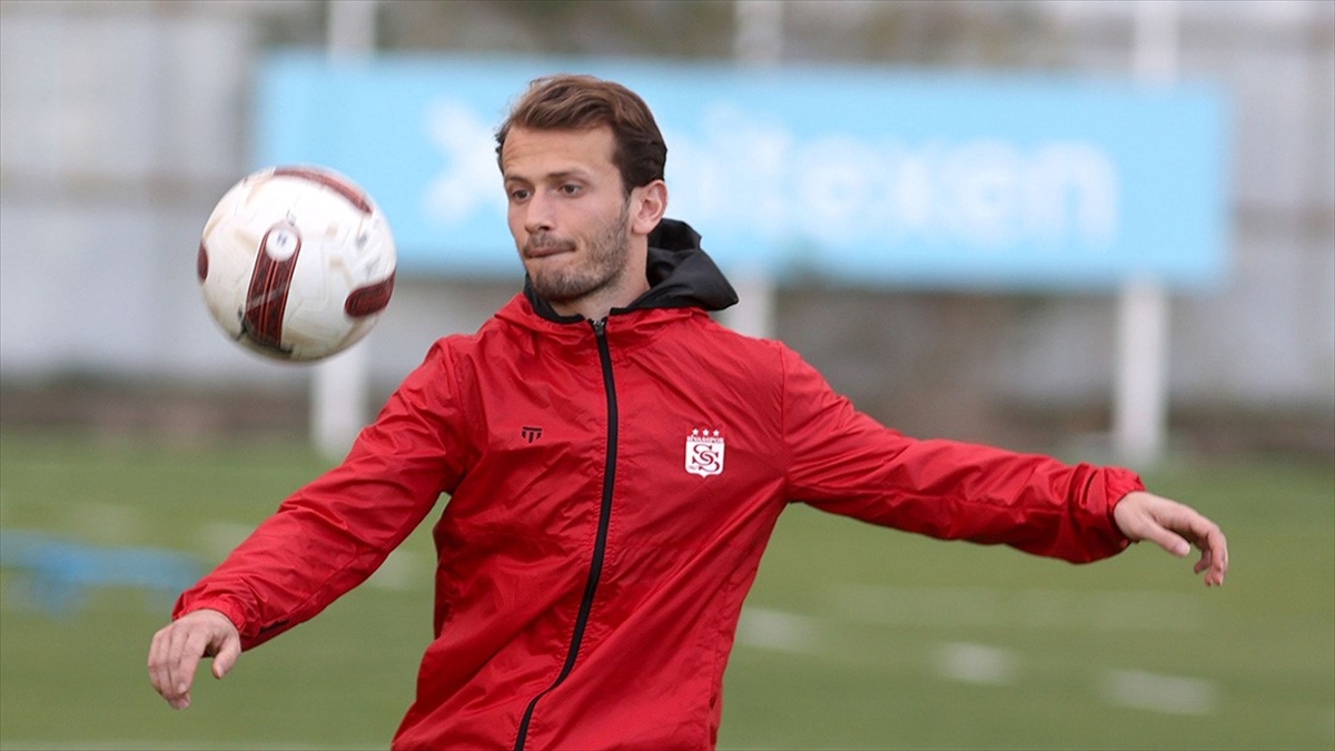AA-20240130-33573475-33573474-SIVASSPOR_ABDULKADIR_PARMAK_ILE_YOLLARINI_AYIRDI