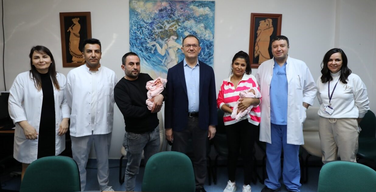 İkizler anne karnında yapılan operasyonla hayata tutundu 