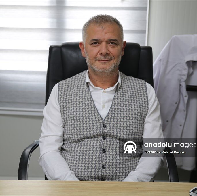 6 ŞUBAT DEPREMLERİNİN BİRİNCİ YILI – Depremde anne ve babalarını kaybeden başhekim kardeşler, afetzedelere hizmet veriyor
