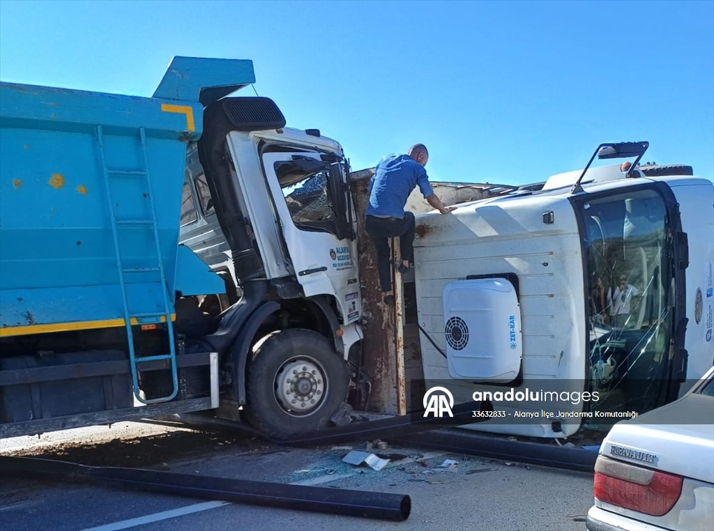 Alanya’da iki kamyonun çarpıştığı kazada 2 kişi yaralandı