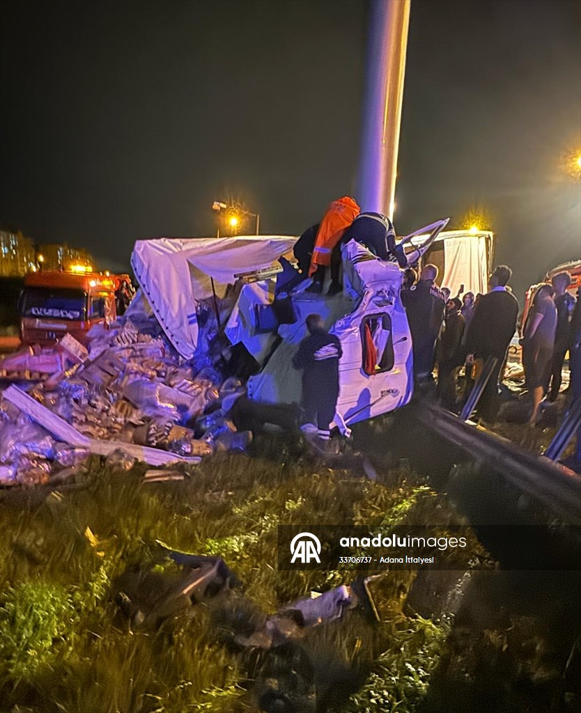 Adana’da bariyerlere çarpan tırın sürücüsü yaralandı