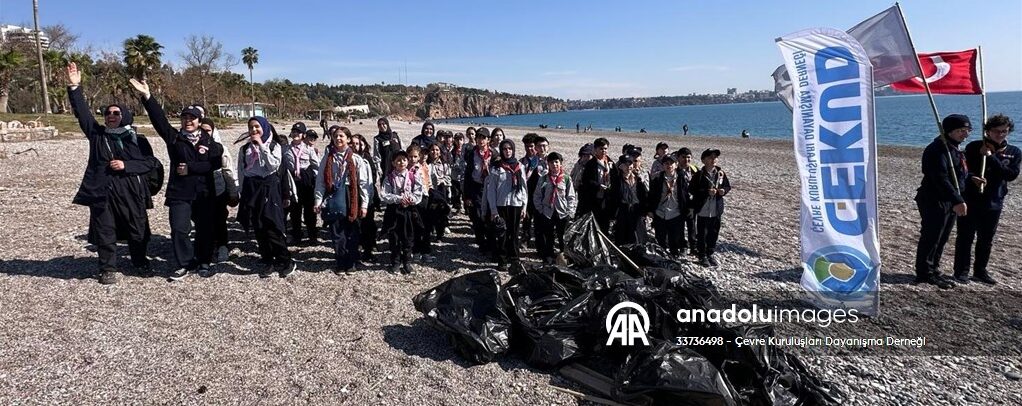 Antalya’da gönüllüler şiddetli yağışın ardından Konyaaltı sahilini temizledi