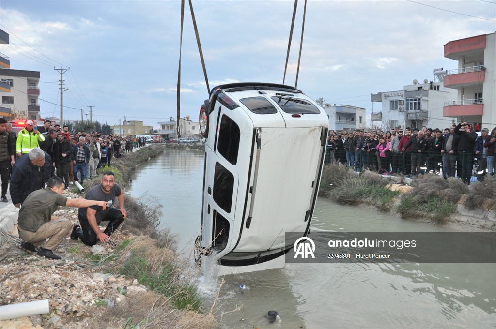Mersin’de sulama kanalına devrilen hafif ticari aracın sürücüsü öldü