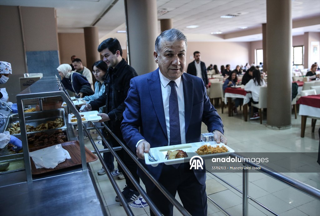 Mersin Üniversitesi Rektörü Yaşar, yemekhanede öğrencilerle buluştu