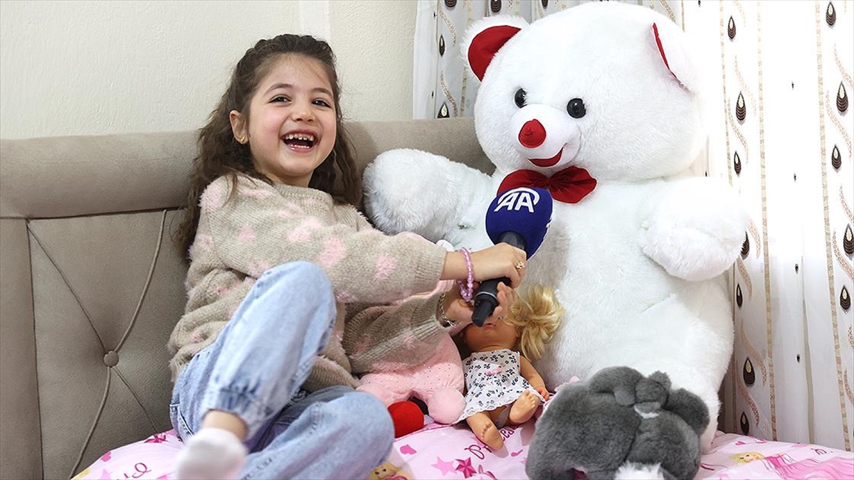 Enkazda annesinin kucağında 72 saat kalan Hazal, öğretmen olmak istiyor