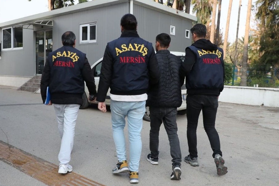 Mersin’de dolandırıcılık iddiasıyla yakalanan 2 zanlıdan biri tutuklandı
