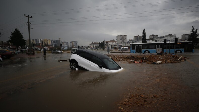 Antalya’da şiddetli yağış yaşamı olumsuz etkilemeye devam ediyor