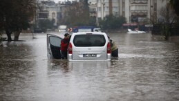 Antalya’da uzun süredir görülmemiş şiddetli yağış hayatı felç etti