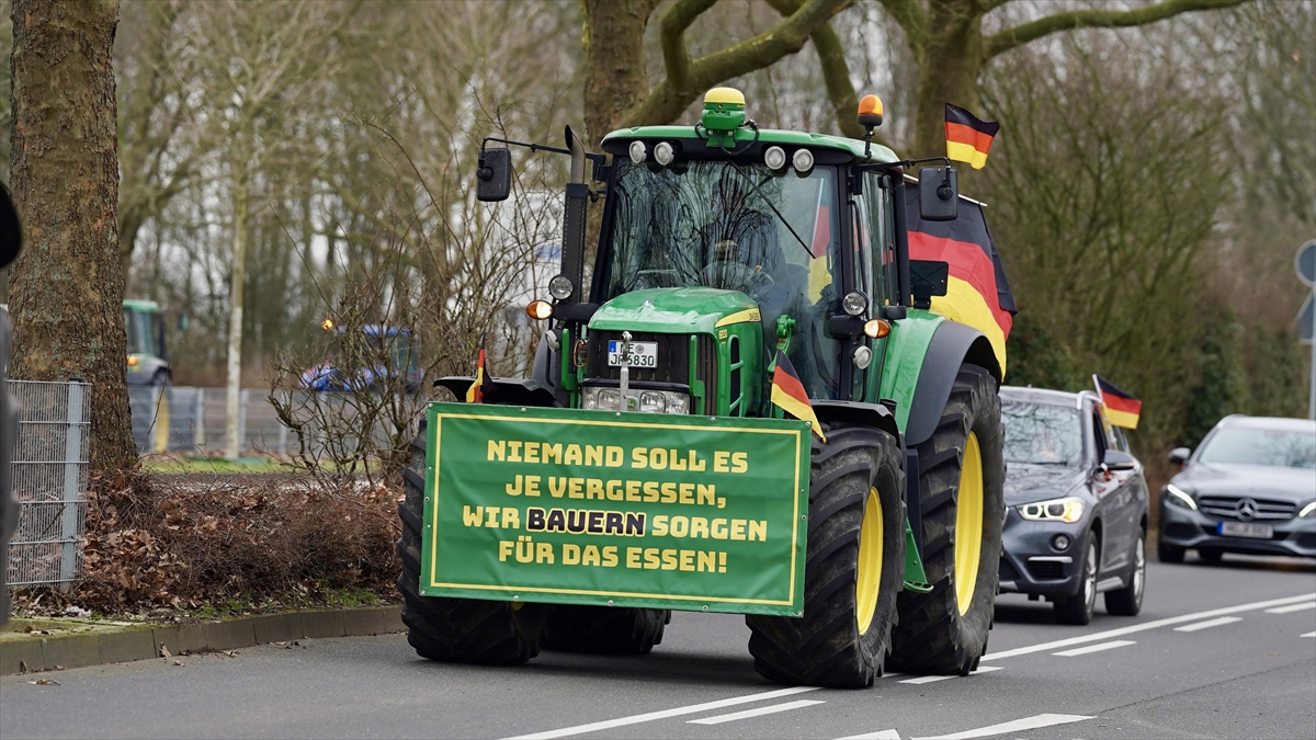 Almanya’nın Düsseldorf kentinde çiftçiler hükümeti protesto etti