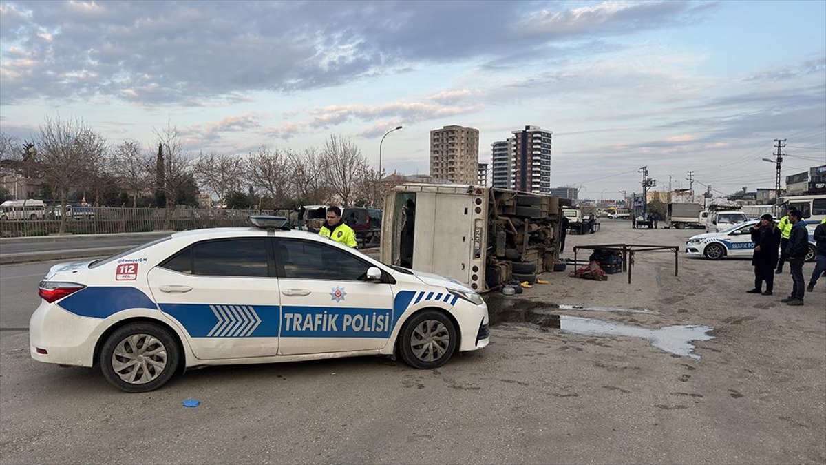 Adana’da tarım işçilerini taşıyan midibüsün devrilmesi sonucu 15 kişi yaralandı