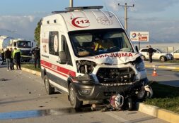 Antalya’da ambulans ile çarpışan motosikletin sürücüsü öldü