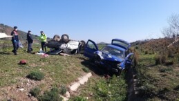 Adana’da iki otomobilin çarpıştığı kazada 2 kişi öldü, 4 kişi yaralandı