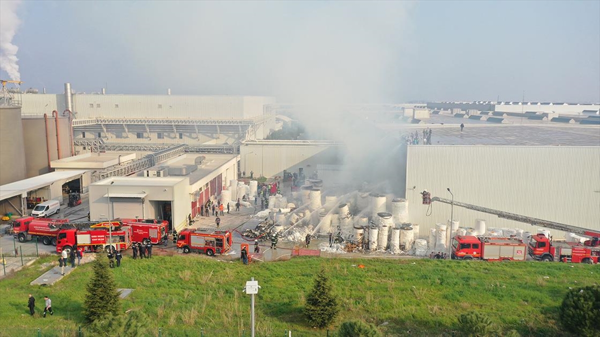 Manisa’da fabrikada çıkan yangına müdahale ediliyor