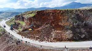 Bitlis-Baykan kara yolunda heyelan meydana geldi