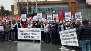Tekgıda-İş Sendikası üyeleri, Esenyurt’taki fabrikada iş yeri temsilcisinin işten çıkarılmasını protesto etti