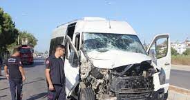 Antalya’da 2 kamyonet ile 1 minibüsün çarpıştığı kazada 1 kişi yaralandı