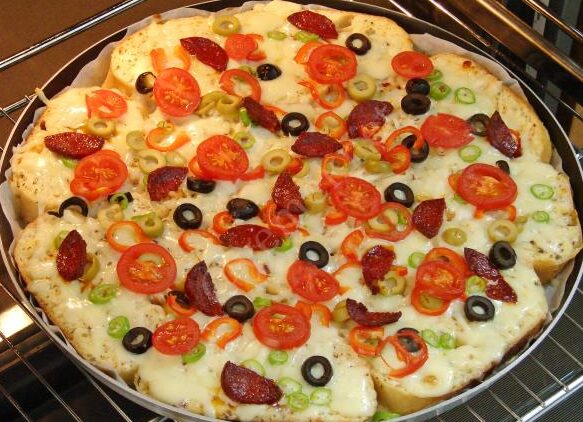 Bayat Ekmek Pizzası Malzemeler;