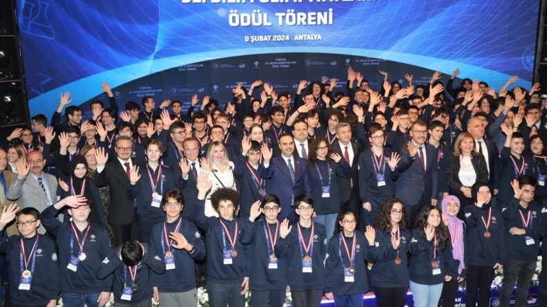 Akdeniz Üniversitesinde Bilim Olimpiyatları Ödül Töreni gerçekleştirildi Genç bilimseverler ödüllerini aldı