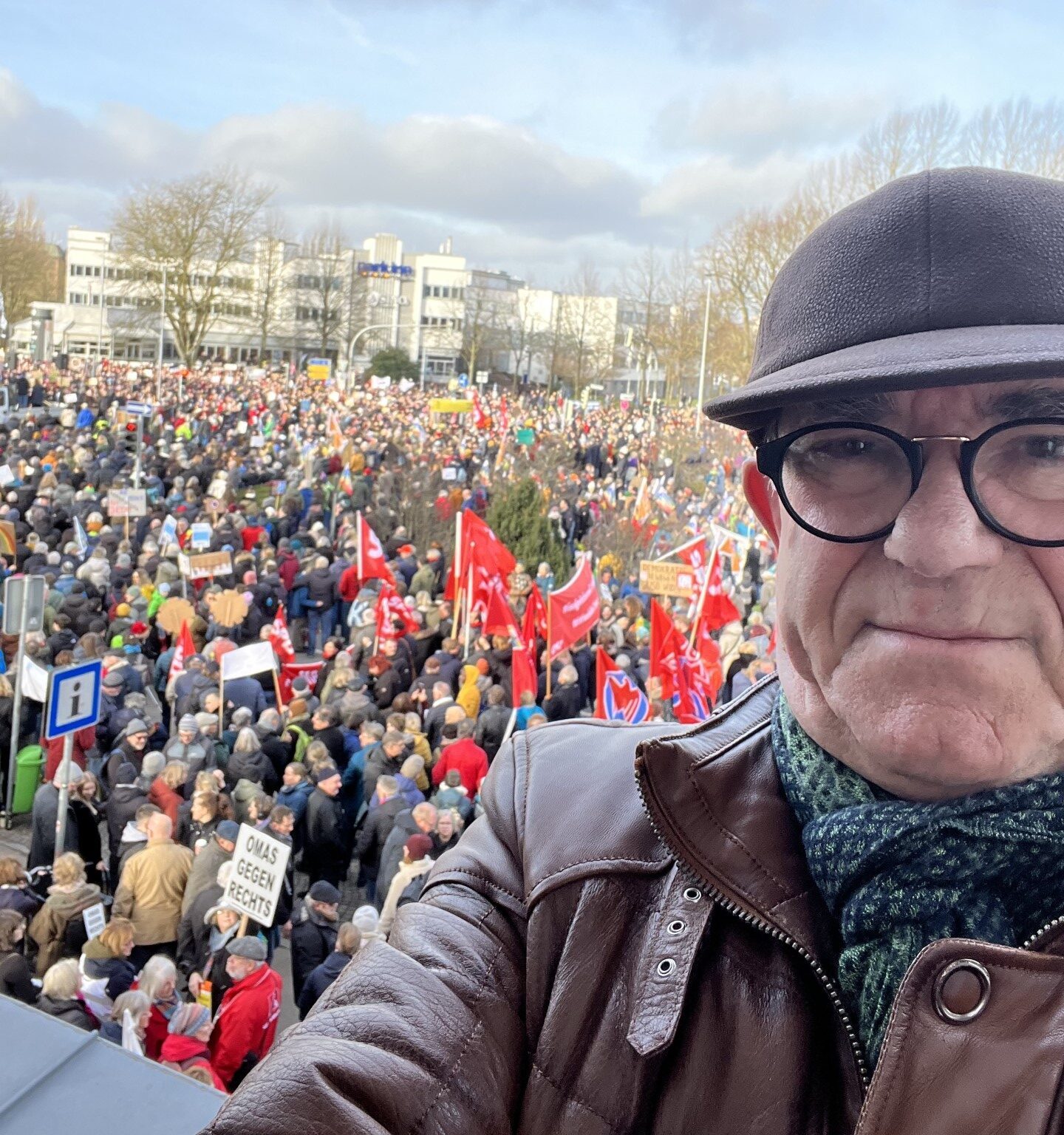 ALMANYA’DA IRKÇILIĞA VE SAĞ SİYASETE KARŞI TEPKİLER BÜYÜYOR ….