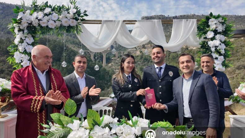 Adana’da polis çift, nikah masasına üniformalarıyla oturdu