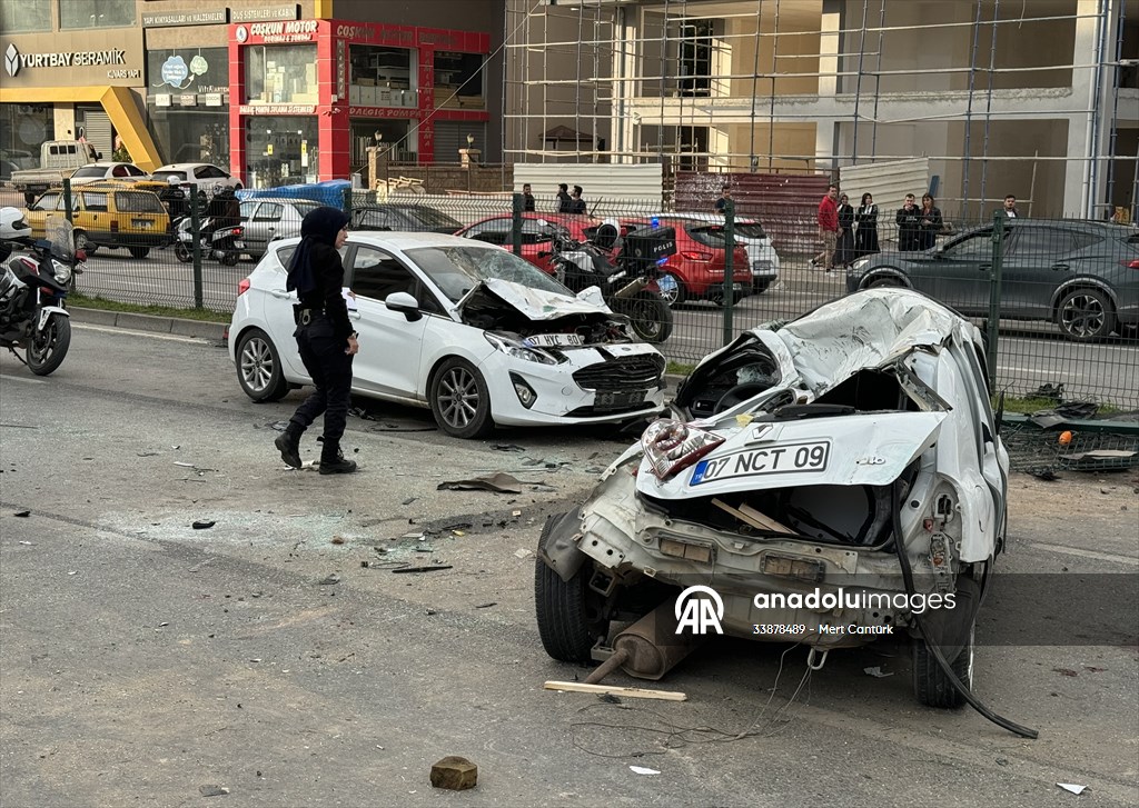 Antalya’da 3 aracın karıştığı kazada 2 kişi öldü, 3 kişi yaralandı