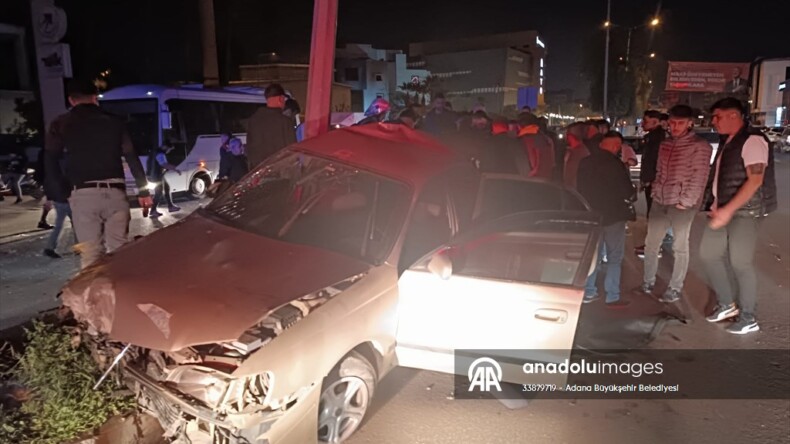 Adana’da otomobilin refüjdeki direğe çarpması sonucu 2 kişi yaralandı