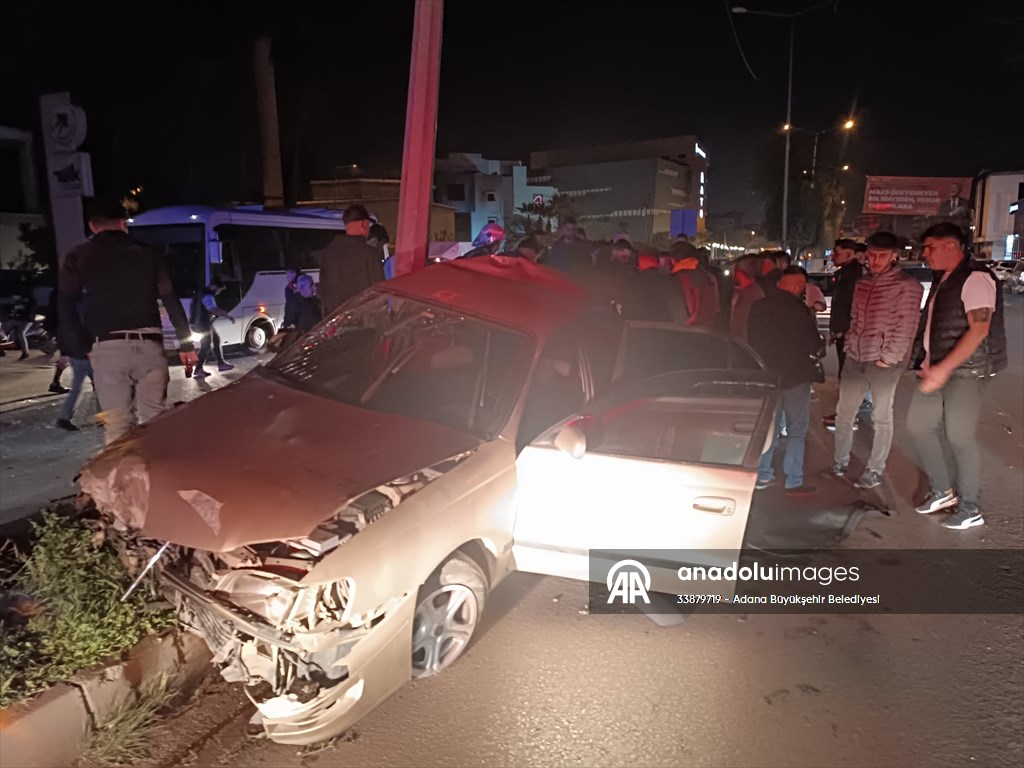 Adana’da otomobilin refüjdeki direğe çarpması sonucu 2 kişi yaralandı