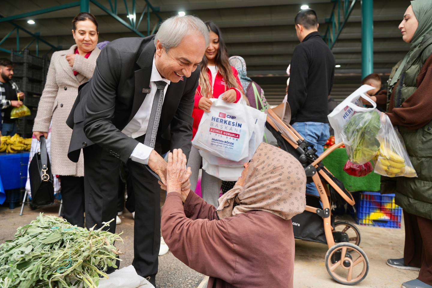 Erenköy Semt Pazarı’nı ziyaret etti