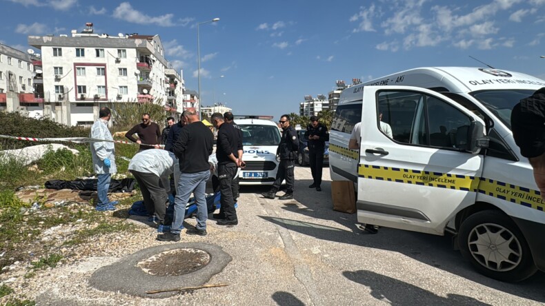 Antalya’da yol kenarında kadın cesedi bulundu