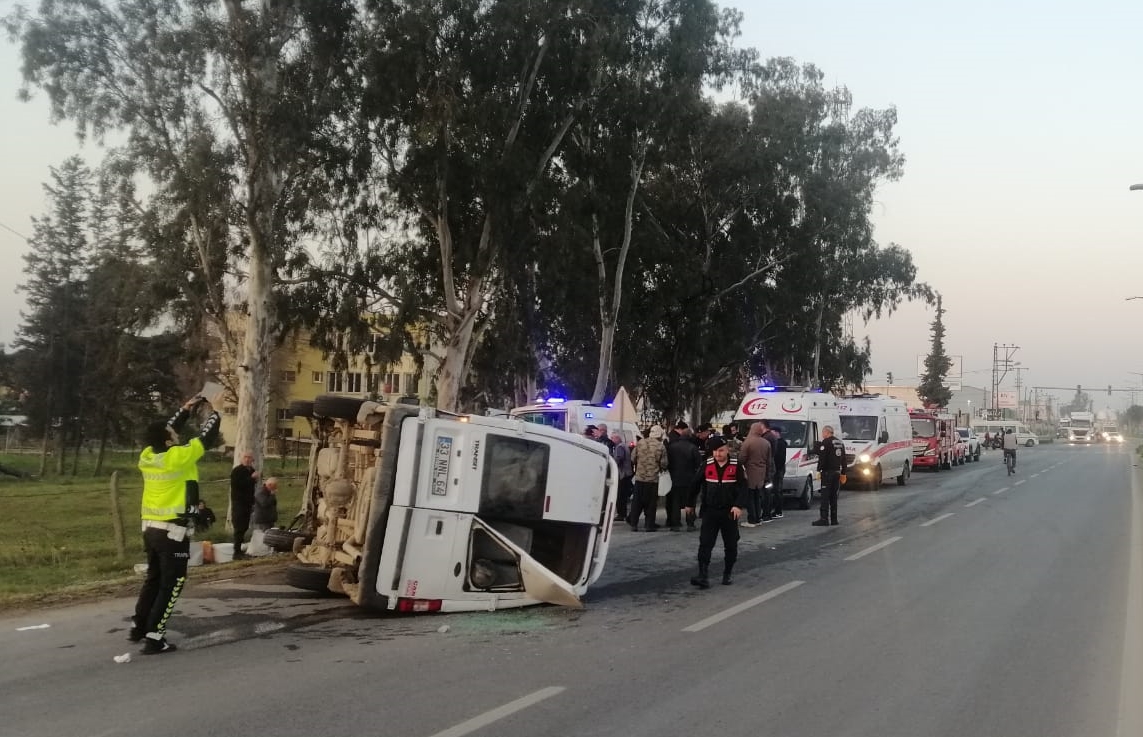 Kamyonet ile çarpışan minibüsteki 6 tarım işçisi yaralandı