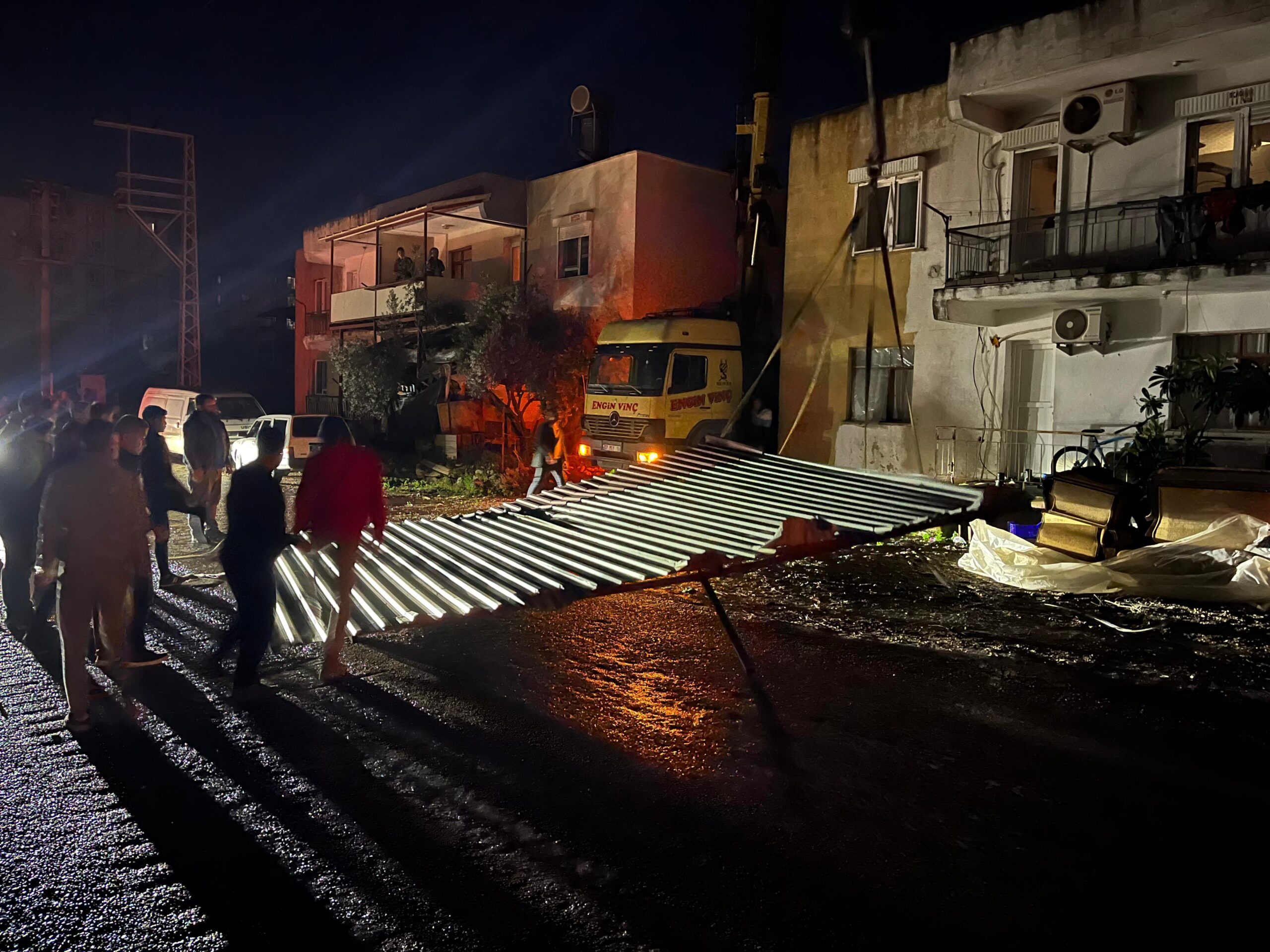 Antalya’da sağanak, fırtına ve hortum etkili oldu  6 kişi yaralandı