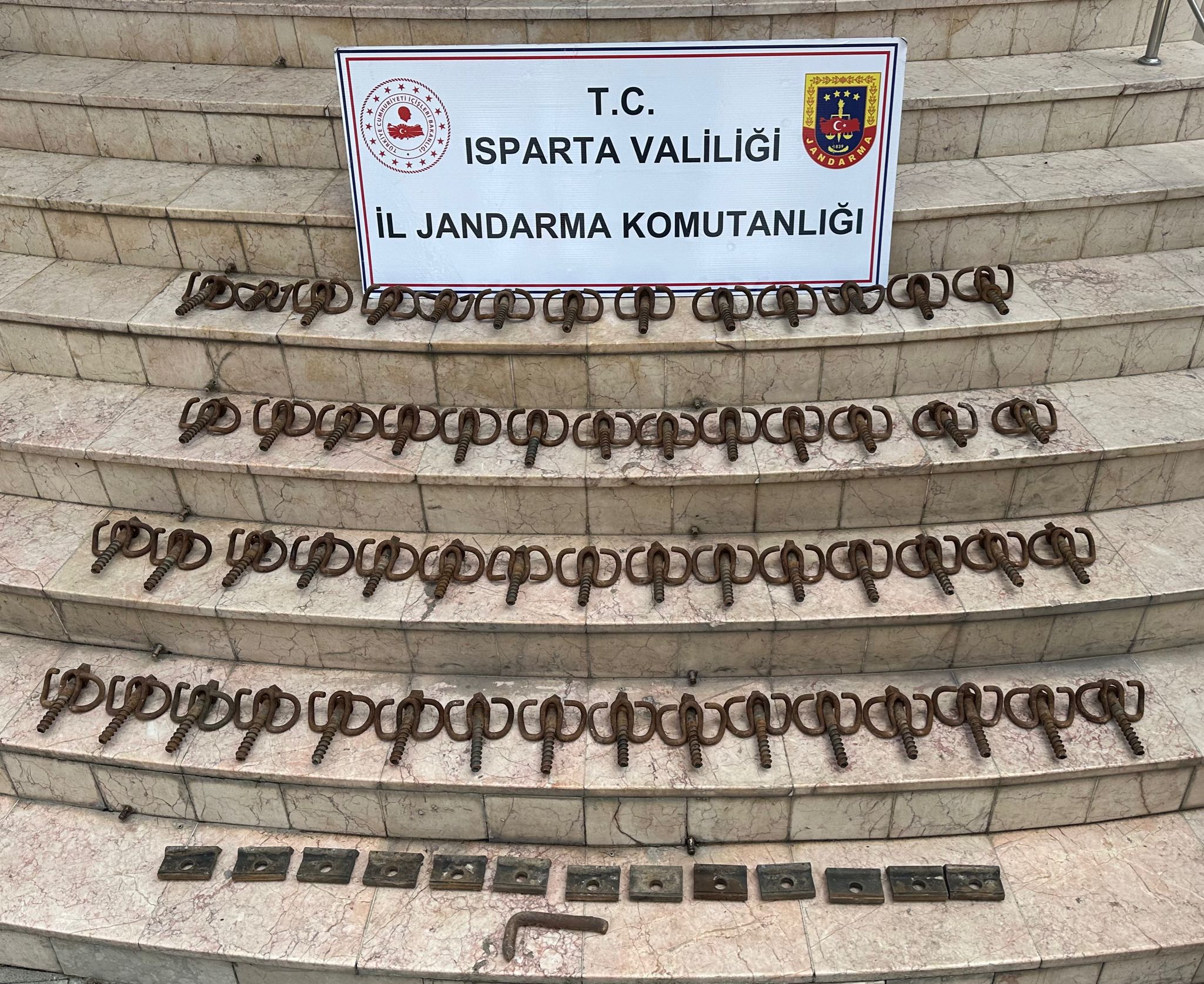 Isparta’da tren raylarından hırsızlık yapan 2 kişi tutuklandı