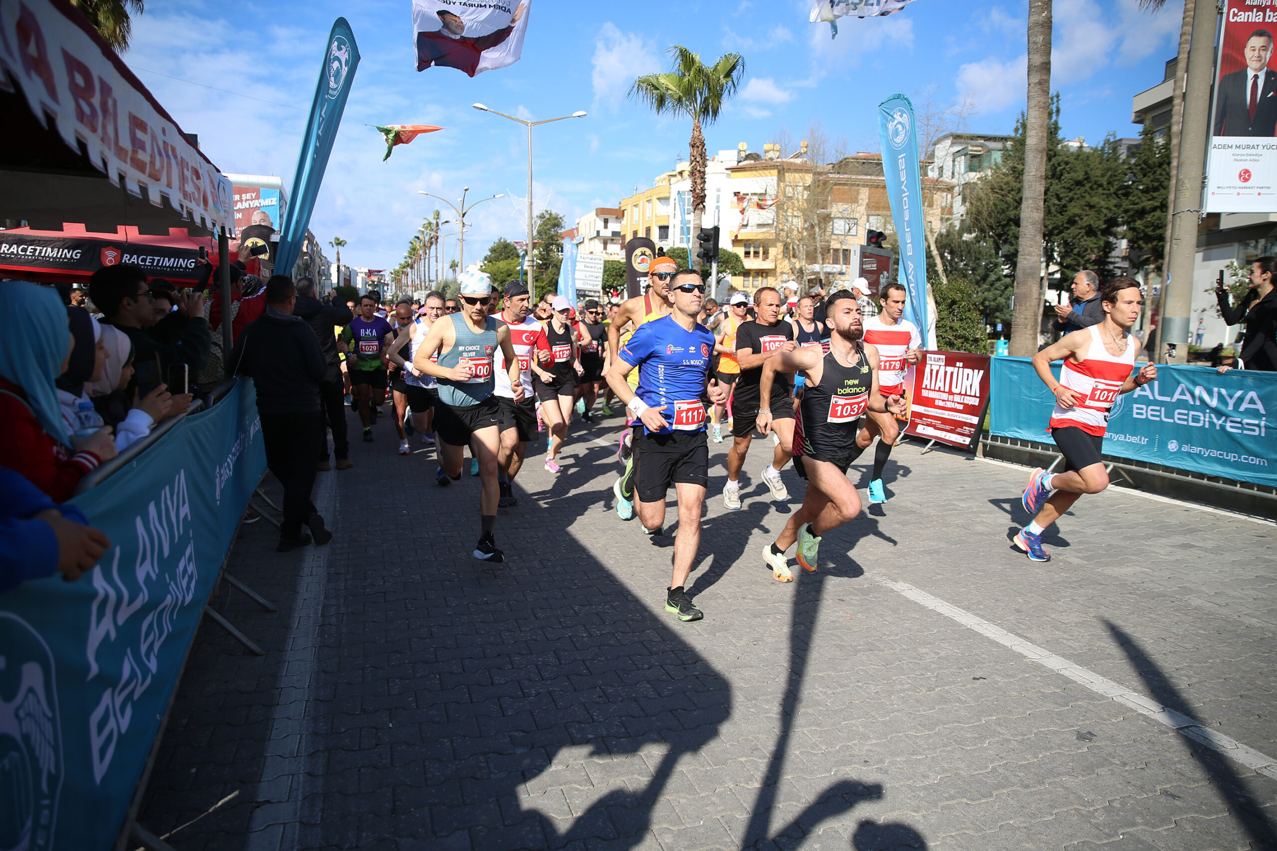 Alanya Atatürk Yarı Maratonu ve Halk Koşusu yapıldı