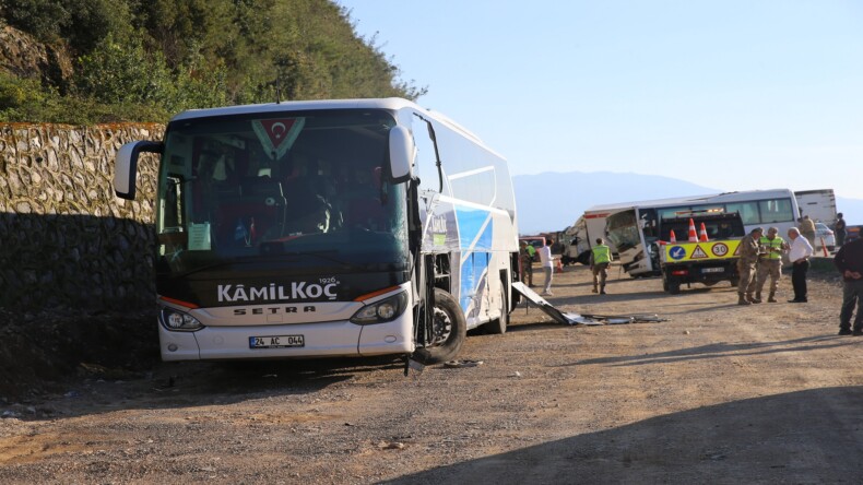 Hatay’da 3 aracın karıştığı kazada 4 kişi yaralandı