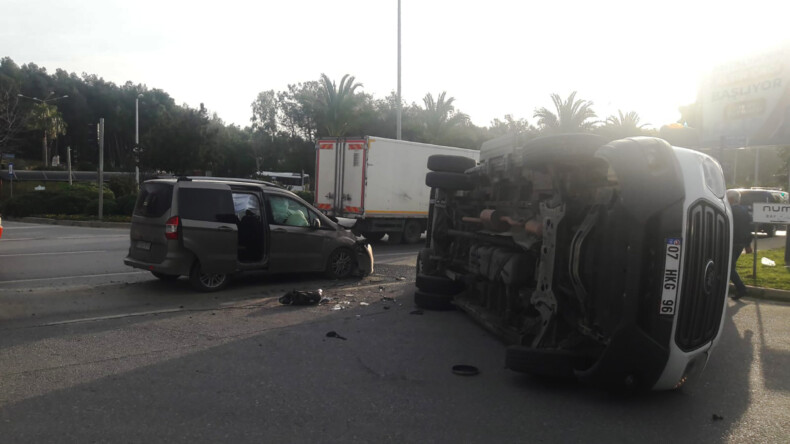 Alanya’da 7 kişinin yaralandığı trafik kazası kameraya yansıdı
