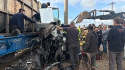 Hatay’da trenin çarptığı otomobilin sürücüsü yaralandı