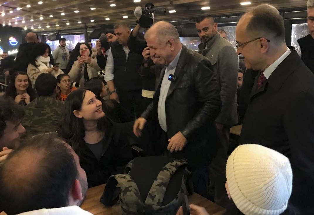 Zafer Partisi Genel Başkanı Ümit Özdağ, Isparta’da gençlerle buluştu