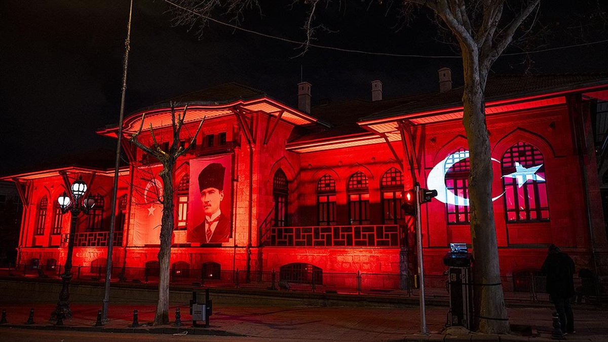 Birinci Meclis Binası ve Atatürk Cumhuriyet Kulesi Türk bayrağı renklerine büründü
