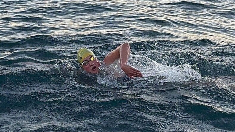 Yüzücü Aysu Türkoğlu, Yeni Zelanda’daki Cook Boğazı geçişini 7 saat 21 dakikada tamamladı