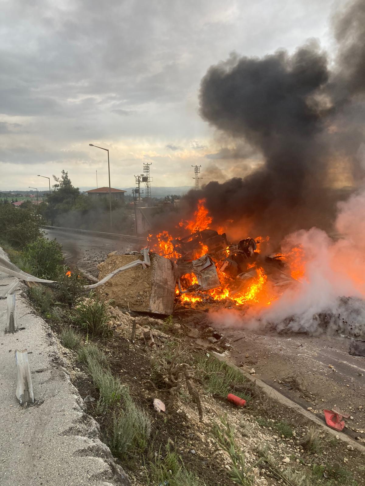 Adana-Pozantı Otoyolu’nda devrilen tırda yangın çıktı