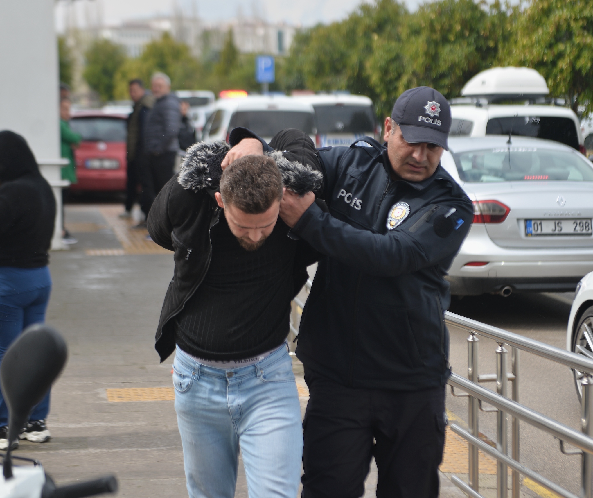 Otobüste genç kızı taciz ettiği öne sürülen zanlı tutuklandı