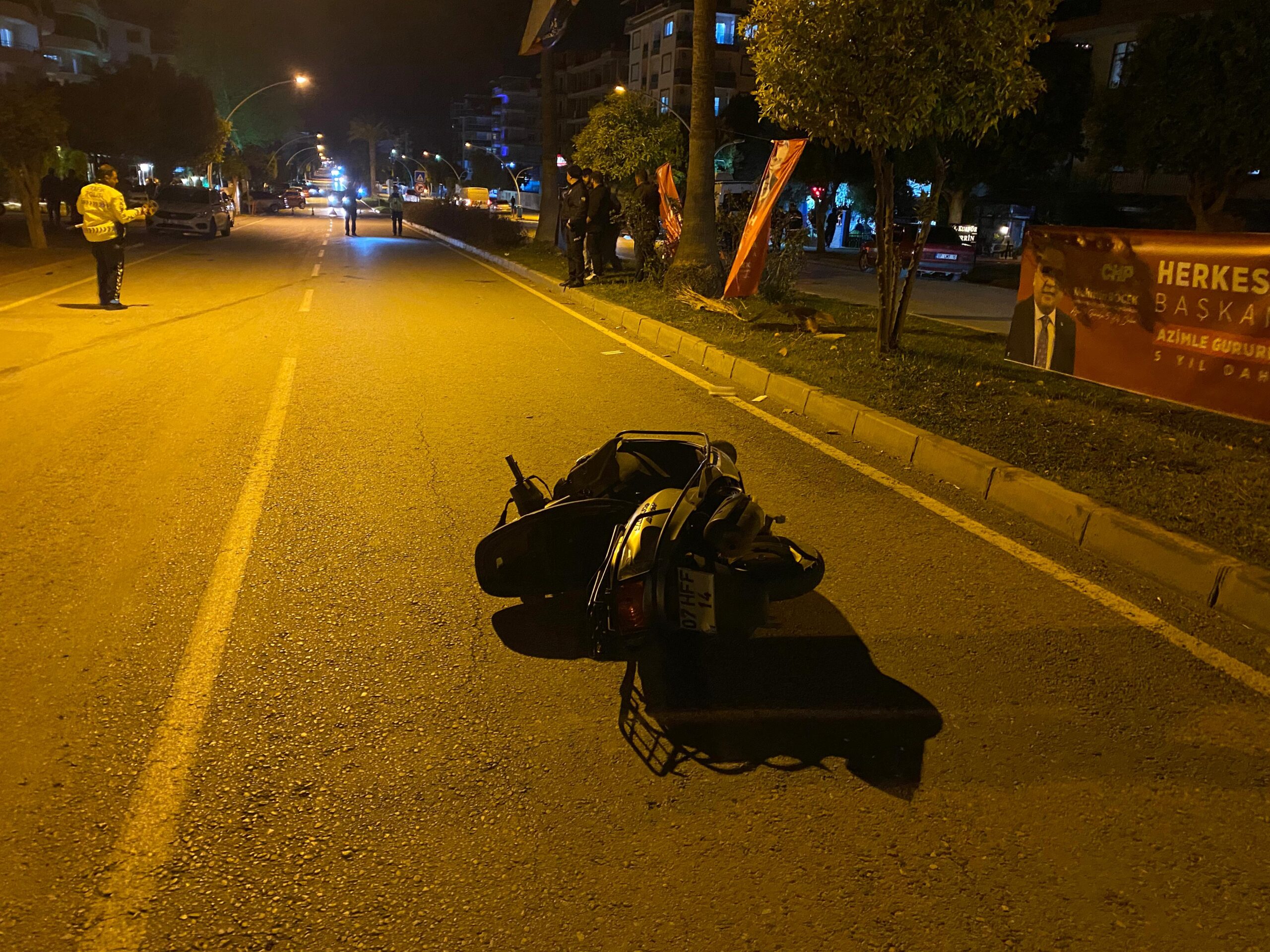 Antalya’da motosikletin yayaya çarptığı kazada 2 kişi ağır yaralandı