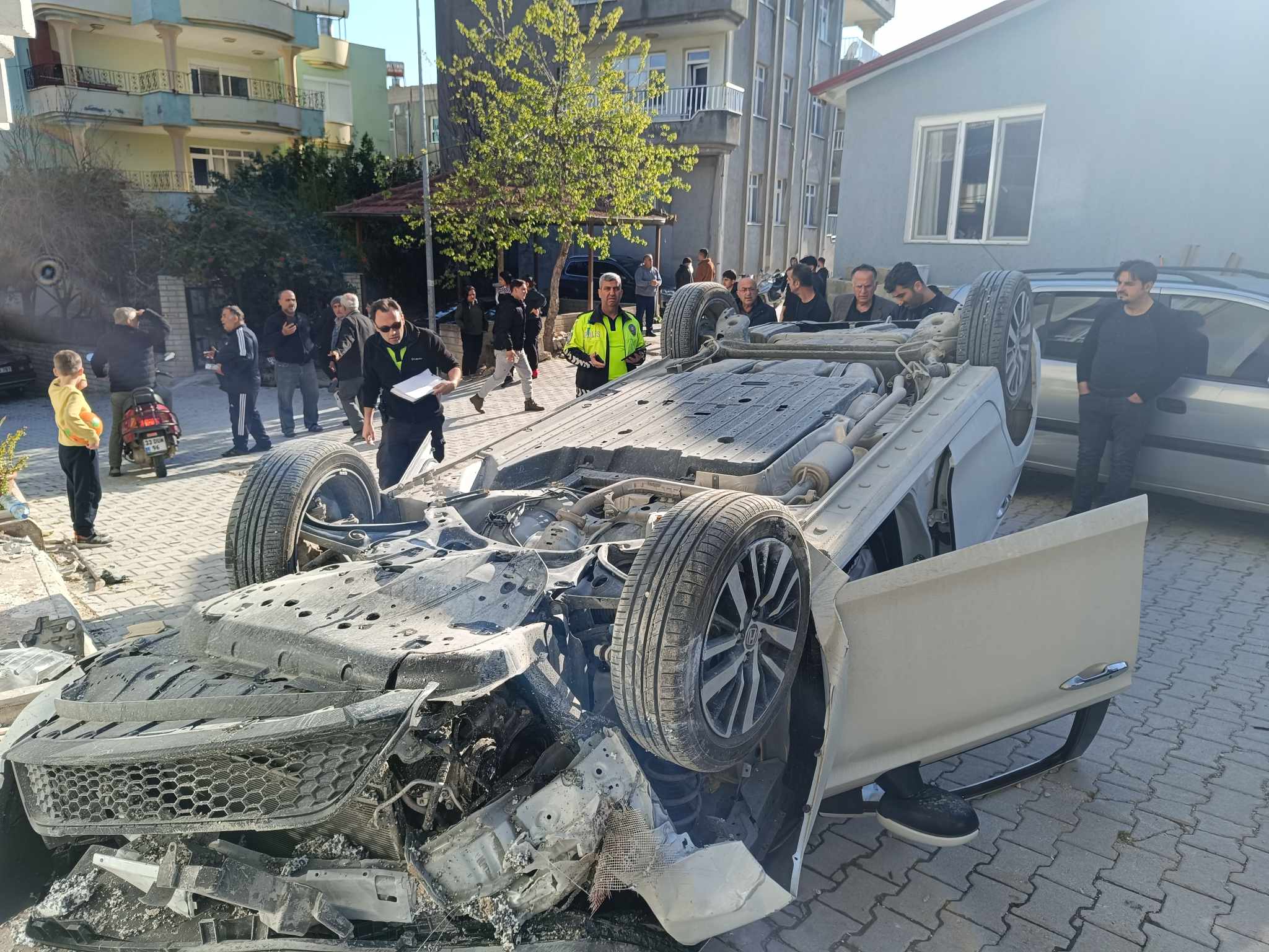 Hatay’da devrilen otomobildeki 2 kişi yaralandı