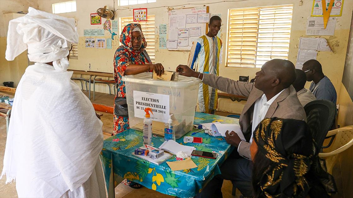 Cumhurbaşkanı seçimi yapılan Senegal’de oy sayımına başlandı