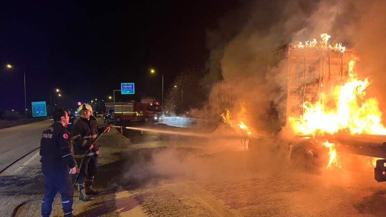 Adana’da çikolata yağı yüklü tırda çıkan yangın söndürüldü