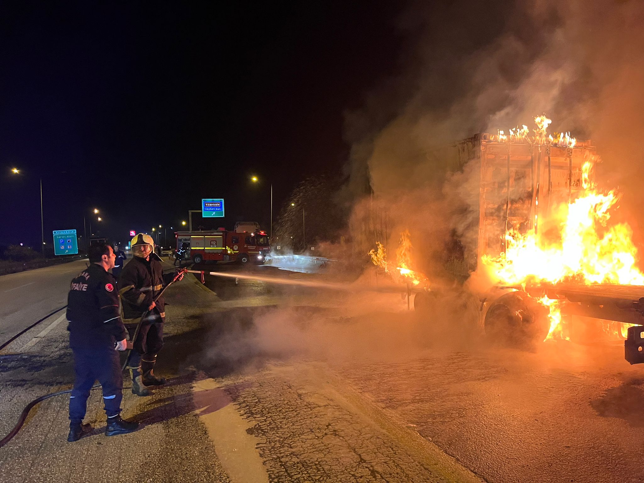 Adana’da çikolata yağı yüklü tırda çıkan yangın söndürüldü