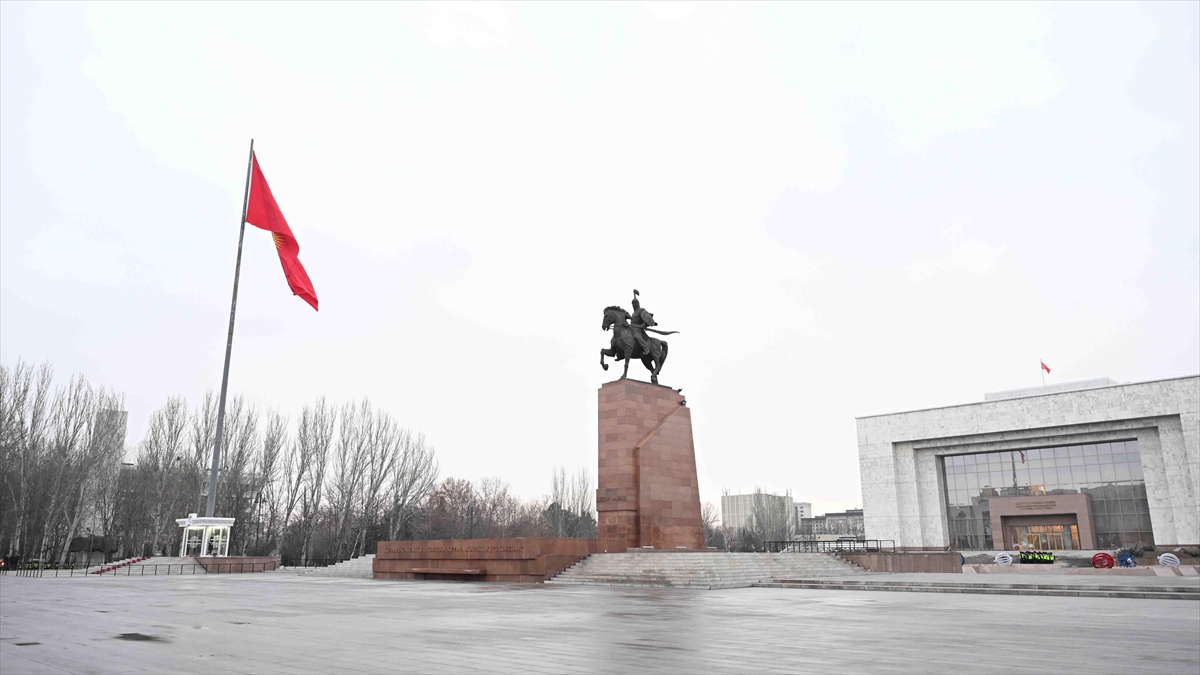 Kırgızistan’ın başkenti Bişkek’te şiddetli rüzgar nedeniyle “acil durum” ilan edildi