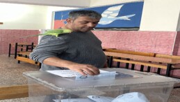 Antalya’da bir seçmen oy kullanmaya papağanıyla gitti