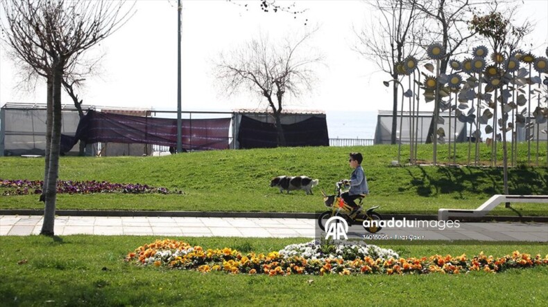 Tekirdağ’da vatandaşlar güneşli havayı sahilde değerlendirdi