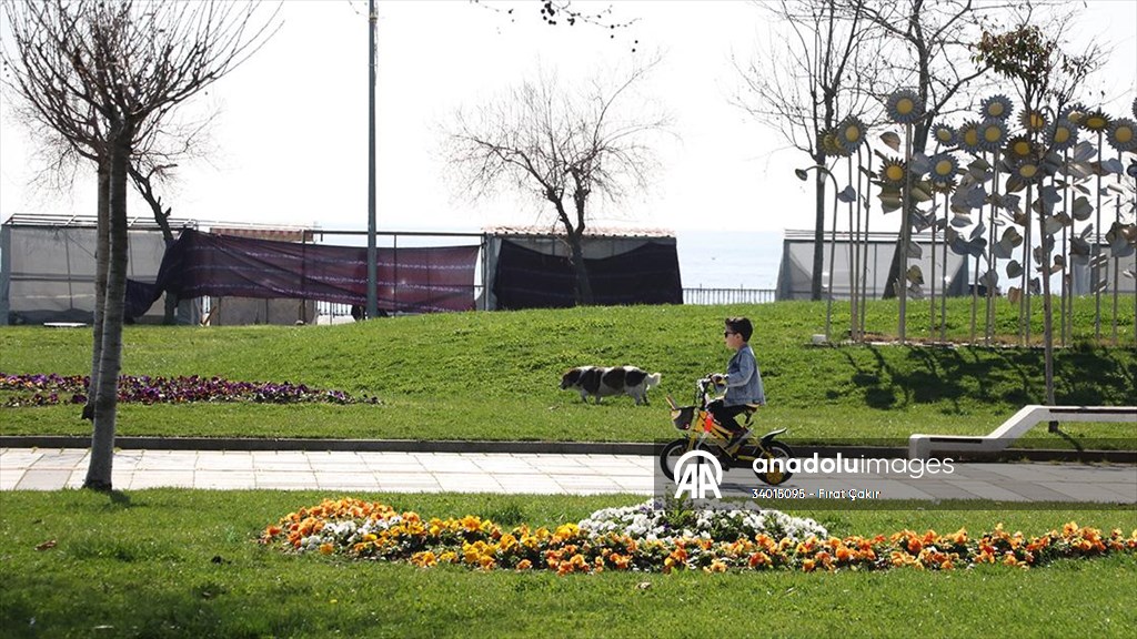 Tekirdağ’da vatandaşlar güneşli havayı sahilde değerlendirdi